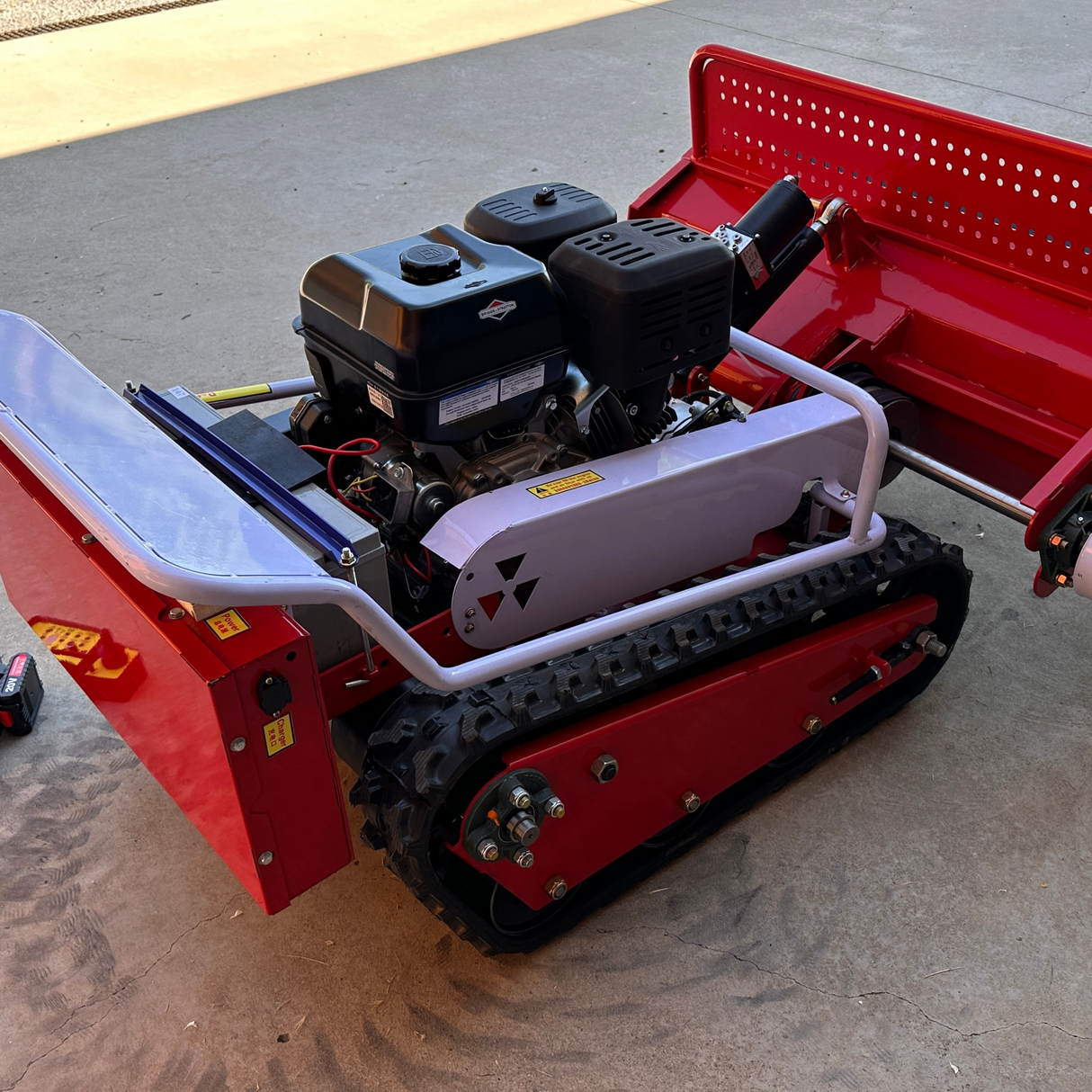 Tondeuse Débroussailleuse à Chenilles Télécommandée Hybride – ROKAVADOR